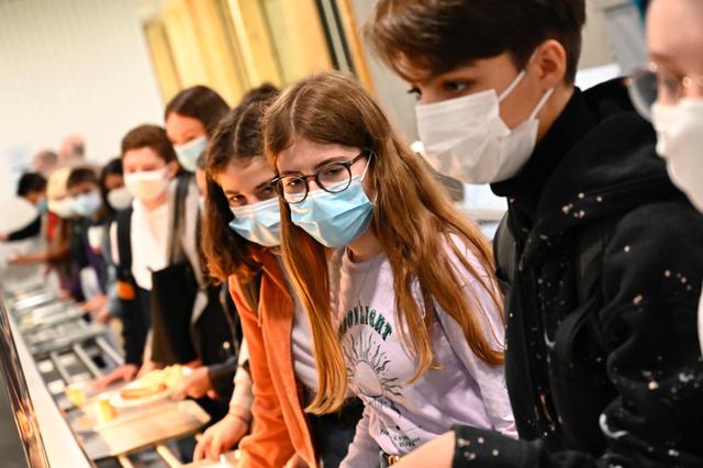 Alumnos con mascarillas hacen cola en la cafetería para almorzar en la escuela secundaria Brequigny en Rennes, en el oeste de Francia. Se trata del primer día del año escolar en medio del coronavirus. (AFP / Damien Meyer).