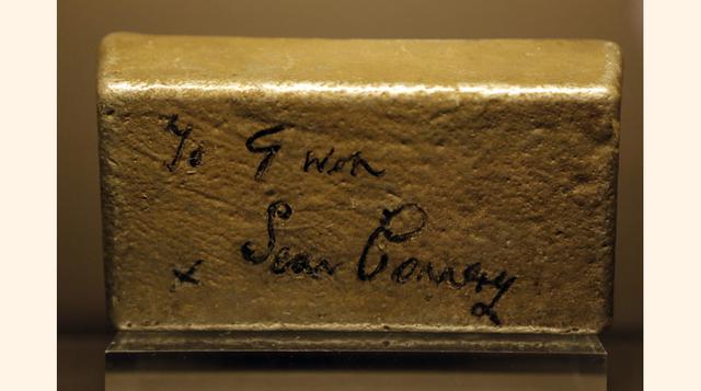 &quot;Para Gwen, de Sean Connery&quot; es la dedicatoria que el actor británico escribió en esta barra de oro de utilería usada en la película “Goldfinger”. El lingote se lo regaló Connery a Gwen, la hija de la peluquera de la producción, Freda Pearson.  
