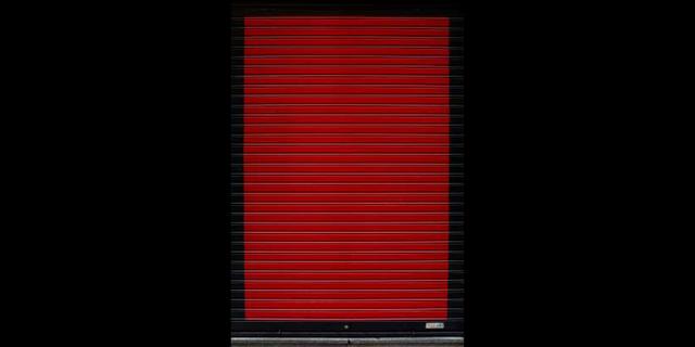 FOTO 11 | En esta imagen, tomada el 19 de abril de 2020, detalle del cierre de una tienda de productos gourmet cerrada durante el brote de coronavirus, en Madrid, España. La Confederación Española de Comercio, que representa a miles de pequeños negocios, dijo que hasta el 30% de sus negocios echarán el cierre definitivo a menos que reciban ayudas gubernamentales. (AP Foto/Bernat Armangue)