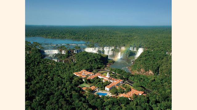 Belmond Hotel das Cataratas se encuentra dentro del Parque Nacional Iguazú de Brasil, a pocos pasos de distancia de la icónica Cataratas de Iguazú. El hotel de lujo se asemeja a una residencia colonial portugués, con habitaciones que están decoradas en co