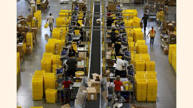 Cada uno de los robots cuenta con rutas, tiempos y movimientos precisos para evitar chocar entre sí o repetir procesos. De este modo, los empleados de Amazon pueden dedicarse a otras tareas más específicas. (Foto: Reuters)
