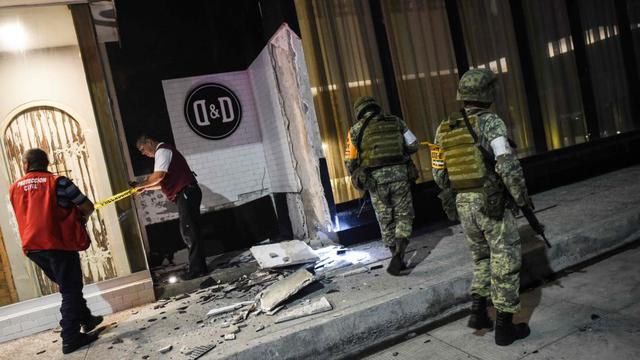Foto 9 |  Los miembros del ejército mexicano analizan los daños causados por un terremoto en el Puerto de Veracuz el 7 de septiembre de 2017. Foto: AFP)