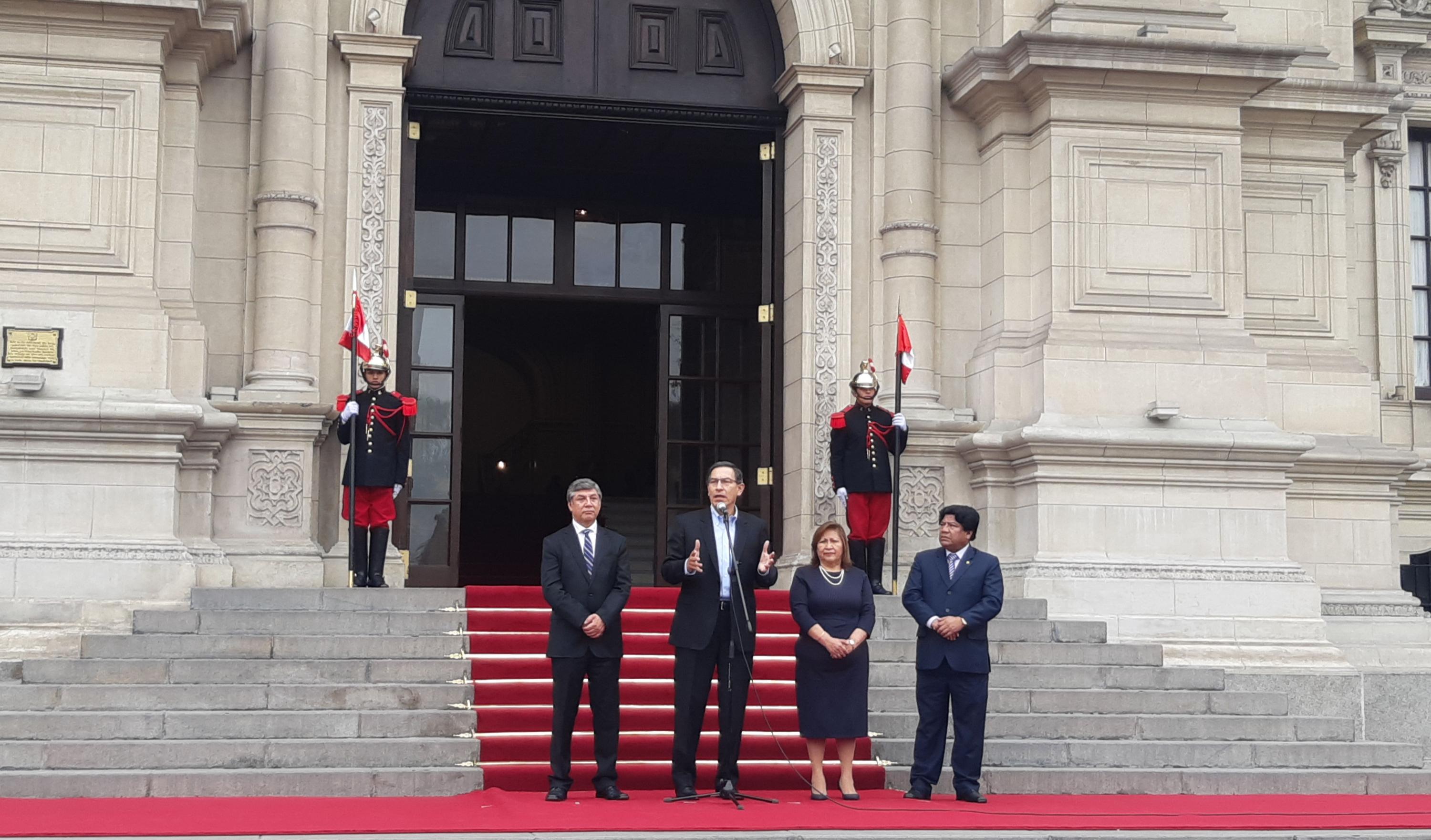 Martín Vizcarra, presidente de la República, acompañado del Ministro de Vivienda, la congresista Ana María Choquehuanca y el representante de los centros de abasto
Foto: Mía Ríos