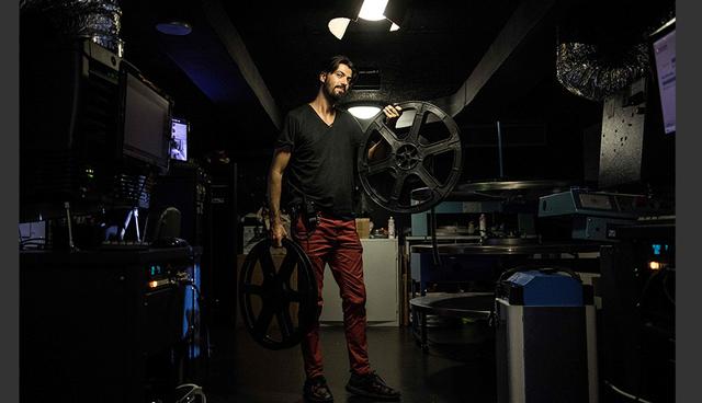 FOTO 15 | Francia. El proyeccionista francés Benjamin Louis posa para una fotografía con rollos de película en la sala de proyección del cine Louxor en París el 19 de abril del 2018. (Foto: AFP)