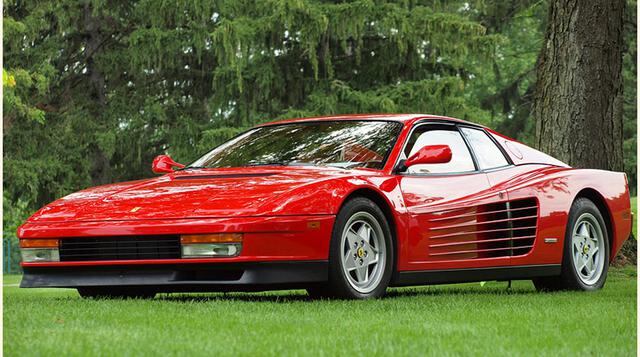 Ferrari Testarossa (1984 – 1991). Sus líneas más destacadas son las tomas de aire laterales estilo F1, las luces traseras enmascaradas por láminas y los faros delanteros abatibles. (Foto: Autocosmos)
