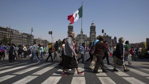 La gente camina afuera de la Catedral Metropolitana en el barrio Zócalo de la Ciudad de México, México, el martes 15 de marzo de 2016. Fotógrafo: Susana Gonzalez/Bloomberg