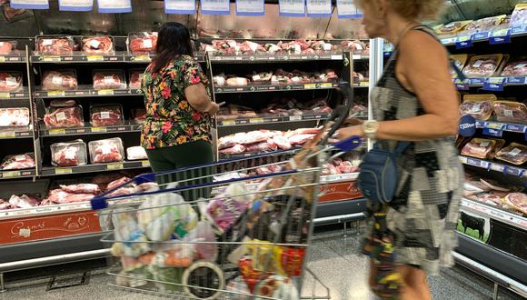 Una mujer compra carne en un supermercado en Buenos Aires el 15 de marzo de 2023. - La inflación en Argentina llegó al 102,5 por ciento en los 12 meses hasta febrero, superando la marca simbólica de tres dígitos y alcanzando un nuevo máximo en 32 años. La tercera economía más grande de América Latina vio crecer la inflación un 6,6 por ciento en el mes de febrero y un 13,1 por ciento desde principios de año, dijo el instituto nacional de estadísticas Indec el 14 de marzo. (Foto de STRINGER / AFP)
