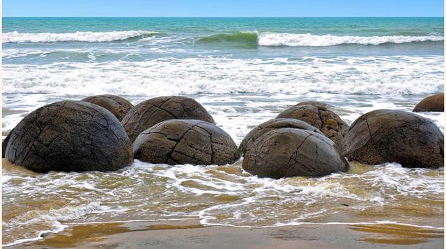 Las rocas redondas de Nueva Zelanda. Una gran cantidad de sedimentos acuáticos se arrastraron durante decenas de miles de años desde el fondo del océano hasta las playas de Koekohe, en Nueva Zelanda. Con el tiempo se transformaron en esferas impresionante