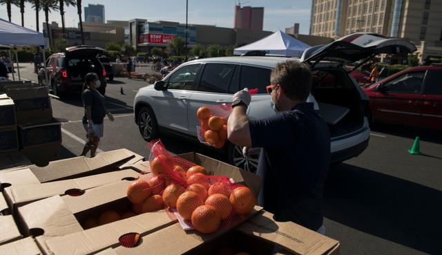El impacto del cierre de los casinos se nota incluso en el centenar de voluntarios que ayuda en este centro de distribución de alimentos. (AFP / Bridget BENNETT).