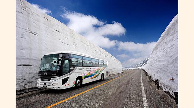 Tateyama Kurobe – Japón, llamada la carretera de nieve, cerca de la ciudad de Toyama, se encuentra esta carretera construida y mantenida con un ingenioso diseño. Debido a que cruza los Alpes japoneses, a 3,000 metros de altura, en invierno las nevadas cub