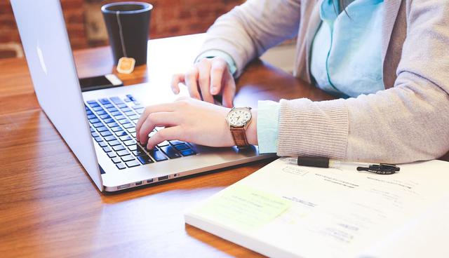 FOTO 14 | 14. Trabaja para aprender
La gente rica y feliz hace del aprendizaje una prioridad, por encima de trabajar por dinero. Si siempre estás trabajando para mejorar tus habilidades, aumentar tu conocimiento y profundizar en tu entendimiento, estarás cien por ciento comprometido con lo que estás haciendo.

Serás más productivo y más exitoso y tu mente se mantendrá estimulada y flexible. Asegúrate de enfocarte en aprender por el simple hecho de tener más valor, así tu conocimiento puede aplicarse, y no sólo enfocarte en lo que es entretenido. (Foto: Pixabay)