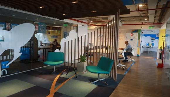 Niubiz ha reducido sus espacios de oficina en Miraflores de seis a tres pisos, y ha creado ambientes más abiertos y privados con herramientas tecnológicas, zonas de descanso y un showroom en el que se puede recrear la experiencia del consumidor con las soluciones de pago de la marca.  (Foto: Niubiz)