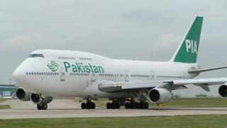 Avión con más de 40 personas a bordo se estrella en norte de Pakistán