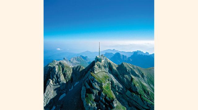Säntis, en Schwägalp, se tarda ocho minutos en llegar en el funicular aéreo. Desde la montaña más alta del macizo de Alpstein (2.502m), se pueden vislumbrar seis países.