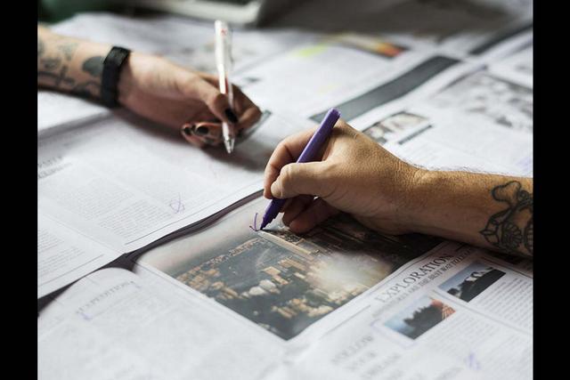 FOTO 6 | 6. Un buen plan de negocio lo es todo
“Una de las ideas que para mí fue más errónea y frustrante fue darme cuenta de que hacer un plan de negocio completísimo no sirve de nada porque, sobre todo en los primeros meses todo está por hacer y las realidades operativas cambian día a día. Con el tiempo he aprendido que es mejor centrarse en dos o tres métricas claves y focalizarse en mejorarlas”, explica Pablo Villalba, fundador de 8Fit. Para Francesc Sanz, CEO y fundador de lacomunity.com, “creer que con una buena idea en un powerpoint te van a llover los inversores es falso. La realidad es más exigente, sin un proyecto ya en beta y un historial de ventas claro con indicadores cuantificables, es muy difícil conseguir inversión externa”.
Nuestro consejo: En efecto, es mejor que te focalices en dos o tres indicadores y plantea siempre varios escenarios posibles, a cual más negativo, para poder anticipar los posibles obstáculos. Y lánzate cuanto antes. En estos tiempos es más efectivo la prueba/error que alargar el lanzamiento del prototipo perfecto.