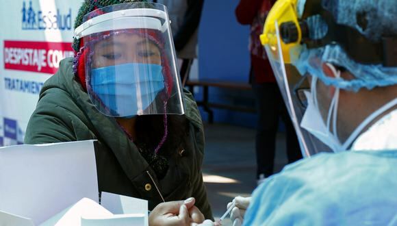 Una persona es sometida a una prueba de COVID-19 en Puno. (Foto: Carlos MAMANI / AFP)