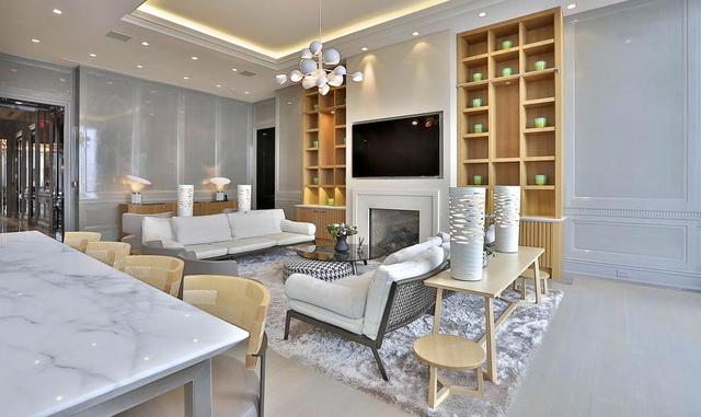 Durante ese tiempo, sin embargo, Pursglove pudo adaptar el diseño a las necesidades de su familia. Inspirada en un viaje anterior a Japón, instaló un sauna, que está conectado con la suite principal y tiene vistas al centro de Toronto. "Es un panoram