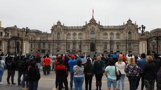 Lima: personas disfrutan del domingo recorriendo la Plaza de Armas y visitando playas de la capital