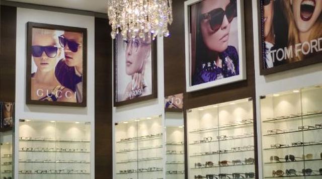 Los expertos creen que tan poca competencia nunca suele ser buena para el consumidor, que acaba pagando por unas gafas de marca cientos de dólares. Esa situación, según Euromonitor, "genera una falta de transparencia en los precios". La de las g