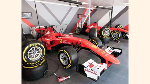El nuevo parque temático tiene además una exposición de vehículos de Ferrari, como este modelo antiguo de carreras.