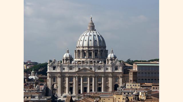 Basílica de San Pedro, Ciudad del Vaticano. Cuenta con el mayor espacio interior de una iglesia cristiana en el mundo, presenta 193 metros de longitud, 44,5 m de altura, y abarca una superficie de 2,3 hectáreas. (Foto: Upsocl)
