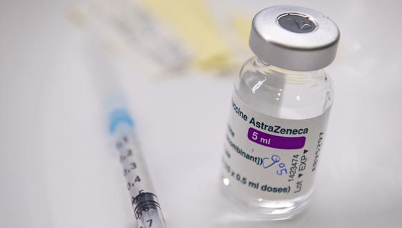Imagen de la dosis de la vacuna AstraZeneca. (Foto: AFP)