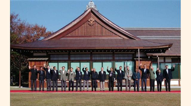 En 1955, el anfitrión Japón nuevamente optó por la tradicional foto de grupo con los líderes posando con chaquetas sin corbata.