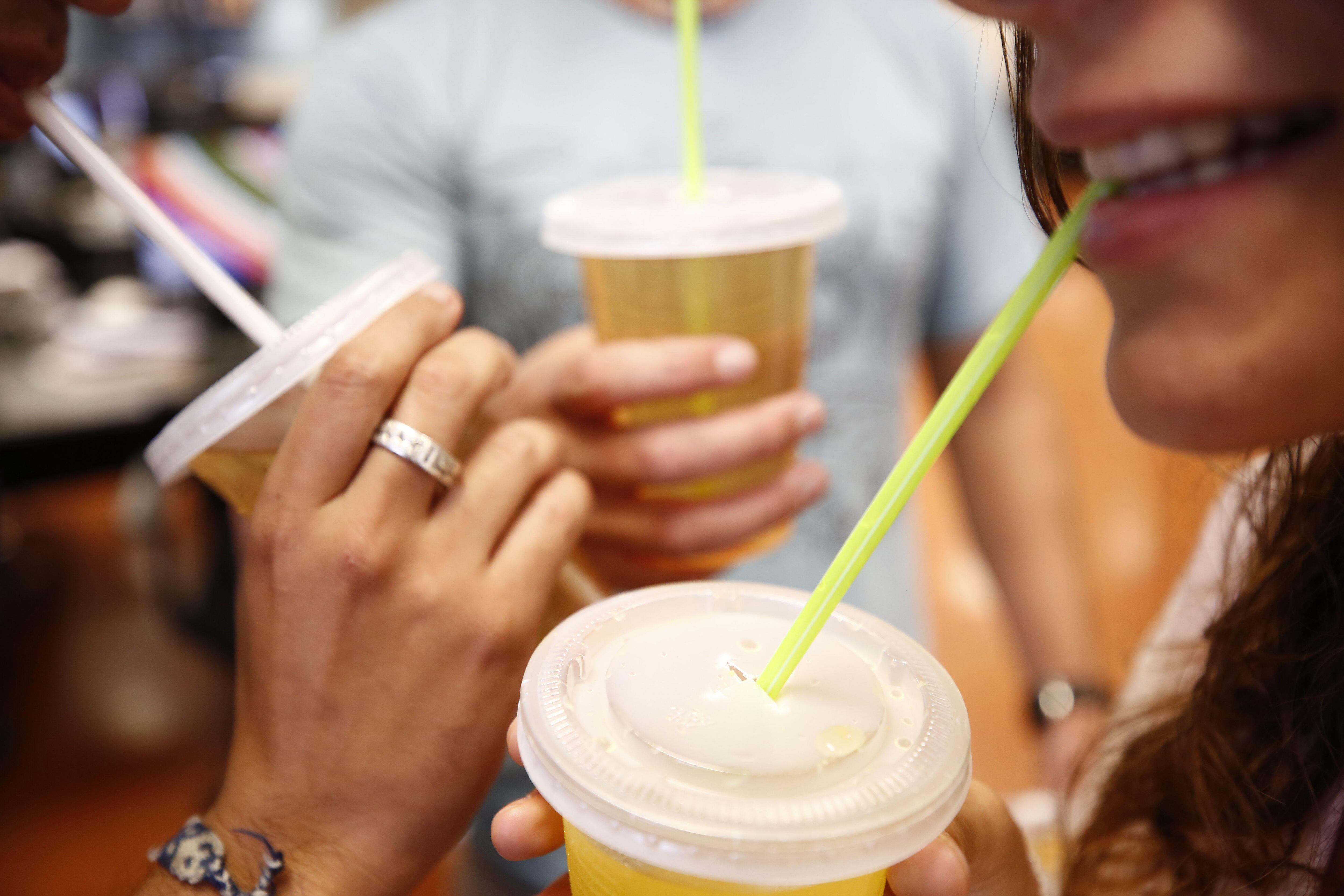Desde hoy viernes 20 de diciembre queda prohibida la fabricación y comercialización de sorbetes de plástico. (Foto: GEC)