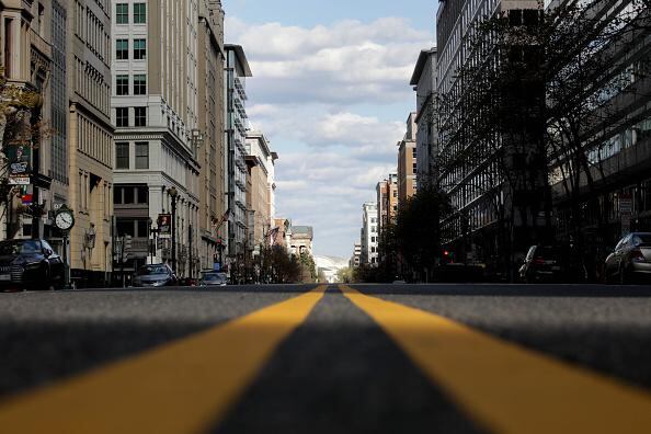 El aumento en las ventas de alimentos es la otra cara de la disminución de las ventas de restaurantes, ya que miles de ellos han dejado de servir ante las órdenes del gobierno o los avisos de salud. (Photo by Yasin Ozturk/Anadolu Agency via Getty Images)