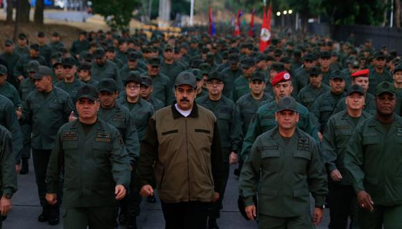 "Sí, estamos en un combate, máxima moral en ese combate para desarmar a cualquier traidor, a cualquier golpista", aseguró Maduro en un acto con miles de soldados. (Foto: EFE)