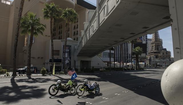 Los ciclistas son vistos recorriendo Las Vegas en medio de la pandemia del coronavirus el 8 de mayo de 2020. (Bridget BENNETT / AFP).