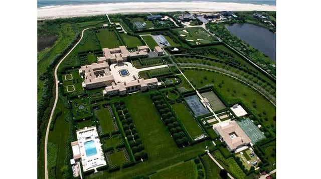 The Hamptons, Nueva York. Muy chic al estilo neoyorquino, esta enorme finca se encuentra frente al océano Atlántico en la zona de los Hamptons. Con una arquitectura de estilo italiano y un techo de tejas de estilo mediterráneo, es considerada uno de los m