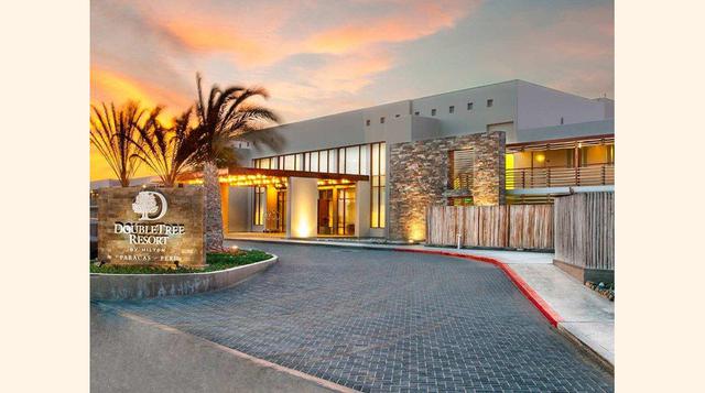 Hotel Paracas, a Luxury Collection Resort (Paracas). Es considerado el mejor hotel de la zona por su ubicación un poco alejada de la ciudad, de acuerdo a las críticas en TripAdvisor.