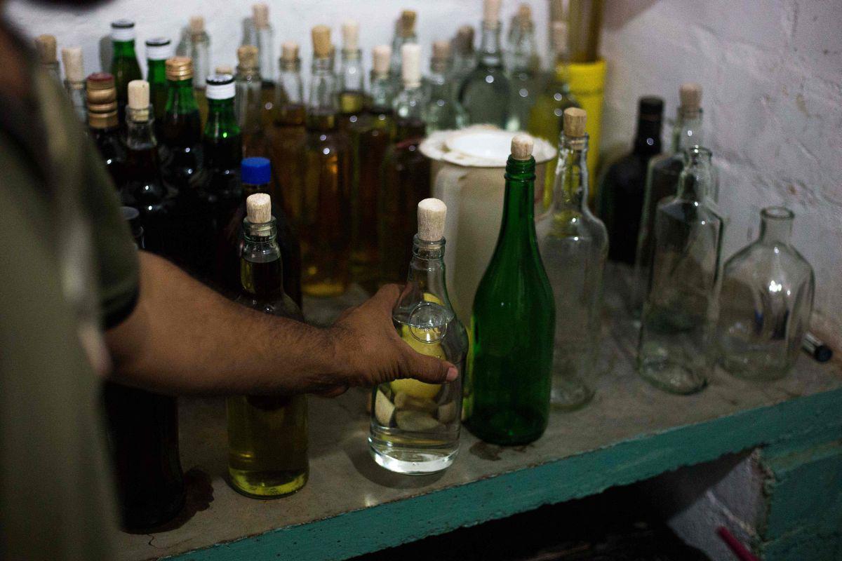 Los consumidores "están migrando de bebidas tradicionales como cerveza o rones, a bebidas espirituosas más baratas como licores de ron (derivados) o aguardiente", afirma la Cámara de Licores de Caracas. (AFP)