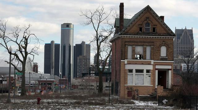 Detroit (Michigan). El 94% de la población es la más angustiada de EEUU porque ha sido muy golpeada por la crisis económica. En los últimos años se han multiplicado las declaraciones de quiebra y los precios de las viviendas han caído a niveles considerad
