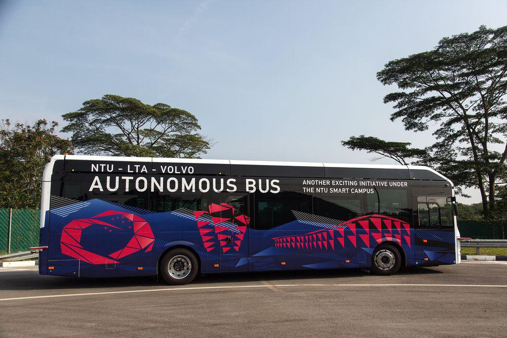 Volvo informó en marzo que sus autobuses sin conductor de tamaño completo, con una capacidad de cerca de 80 pasajeros, pronto comenzarían a circular en el campus de la Universidad Tecnológica de Nanyang en Singapur.