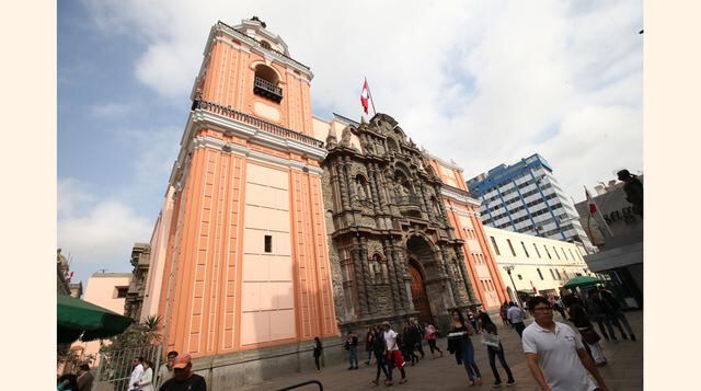 Barroco a lo grande. Las iglesias limeñas son famosas por su profusa decoración barroca, con un estilo peculiar que las hace únicas. Podemos verlo en iglesias como La Merced, con una imponente fachada de granito en recargado estilo churrigueresco y altare