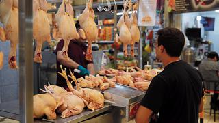 Si bloqueos siguen, en 20 días habría desabastecimiento y mayor precio de pollo en Lima