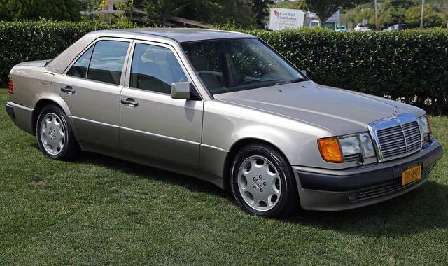 Foto 9 | 2. Mercedes-Benz 500E (1991 – 1994). Es el único Mercedes-Benz construido por Porsche. No sabemos por qué los alemanes no decidieron elaborar su propio coche, pero todo era posible en los años 90. Con un motor V8 de 5.0 litros, solo se construyeron 1.500 unidades y actualmente es el modelo más costoso que puedes conseguir tratándose de un Mercedes de 25 años.