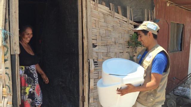 Este nuevo sistema funciona sin agua, y transforma los desechos humanos en abono a través de un proceso químico. El inodoro SANILAB es portátil, por lo que puede ser útil en casos de emergencia.