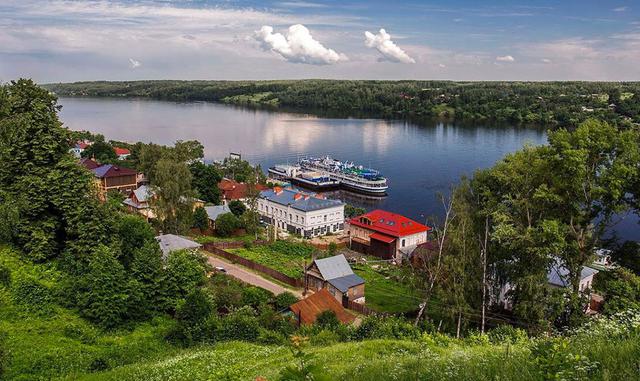 Pero hay una ciudad del Anillo de Oro que ha quedado exenta de una historia políticamente cargada… hasta ahora. Plyos, un pueblo mercantil medieval a orillas del Volga con solo 2,000 residentes permanentes, apenas ha sido objeto de atención desde que fue 