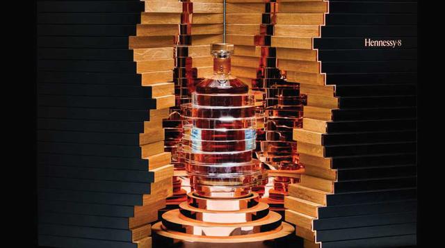 Hennessy 8 – US$ 39,000. Se le podría perdonar que piense que este coñac de ultra lujo gira en torno a la increíble garrafa de cristal Baccarat. Los ocho anillos de la botella conmemoran tanto el paso de la antorcha del maestro mezclador Yann Fillioux a s