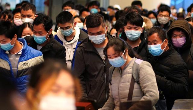 Los pasajeros con máscaras faciales llegan a una estación de ferrocarril en Wuhan este sábado 28 de marzo de 2020. (Reuters).