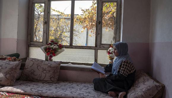 La estudiante afgana Hazara Fatima Amiri lee un libro en su casa en Dasht-e-Barchi en Kabul el 7 de noviembre de 2022. (Foto de Wakil KOHSAR / AFP)