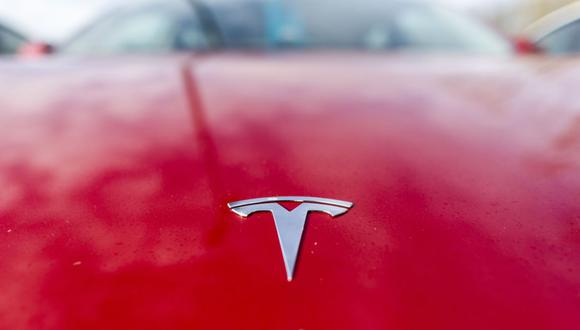 Una calcomanía en el capó de un automóvil usado de Tesla Inc. a la venta en la sala de exhibición de Big Motoring World cerca de Chatham, Reino Unido, el viernes 3 de febrero de 2023. (Fotógrafo: Chris Ratcliffe/Bloomberg)