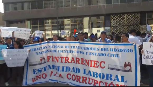 Numeroso grupo de trabajadores del Reniec protestan en los exteriores de la sede del Cercado de Lima. (Captura: Facebook Perú21)