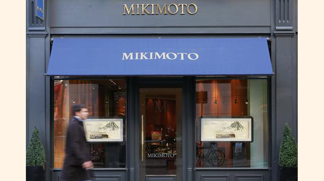 Mikimoto Fue fundada en 1893 por el emprendedor japonés Mikimoto Kokichi, el primero en trabajar con las perlas cultivadas. Hoy la firma se especializa en trabajar sofisticadas piezas de perlas con otros materiales como oro de 18 quilates o diamantes. (Fo