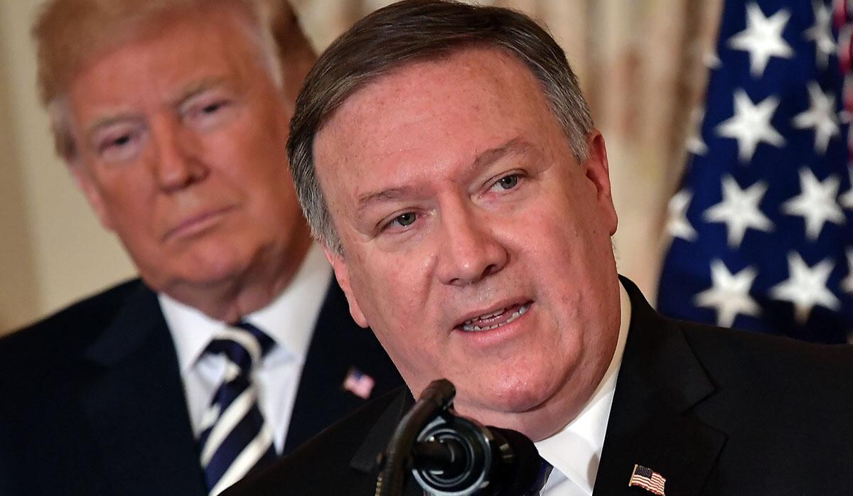 Mike Pompeo, secretario del Departamento de Estado, habla delante del presidente de Estados Unidos, Donald Trump. (Foto: AFP/Archivo)