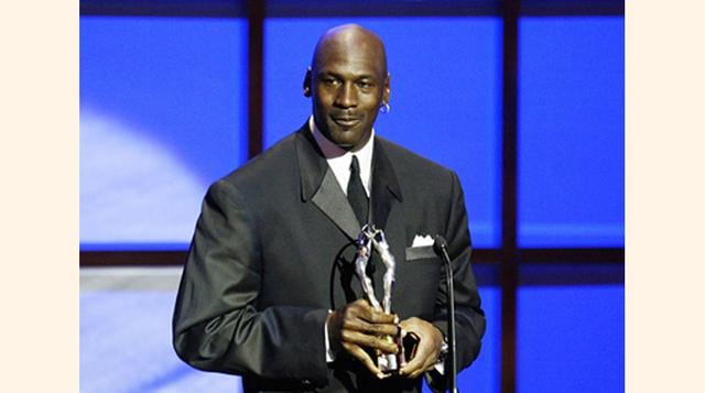 Michael Jordan, Ganancias en 2015: US$ 110 millones, Fecha de retirada: 2013. Las ventas de la marca Jordan de Nike se incrementaron un 14% en EE.UU. Durante el 2015. Jordan también tiene negocios con Ganes, Gatorade, Five Star Frangances y Upper Deck. Ah