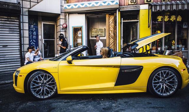 Humildad. Esta es la versión descapotable del cupé R8 V10. Audi la presentó en el 2009. Ambos ejemplos son primos más humildes del Lamborghini Huracán, también fabricado por VW. De hecho, tanto el R8 cupé como el Spyder comparten el motor (540 caballos de